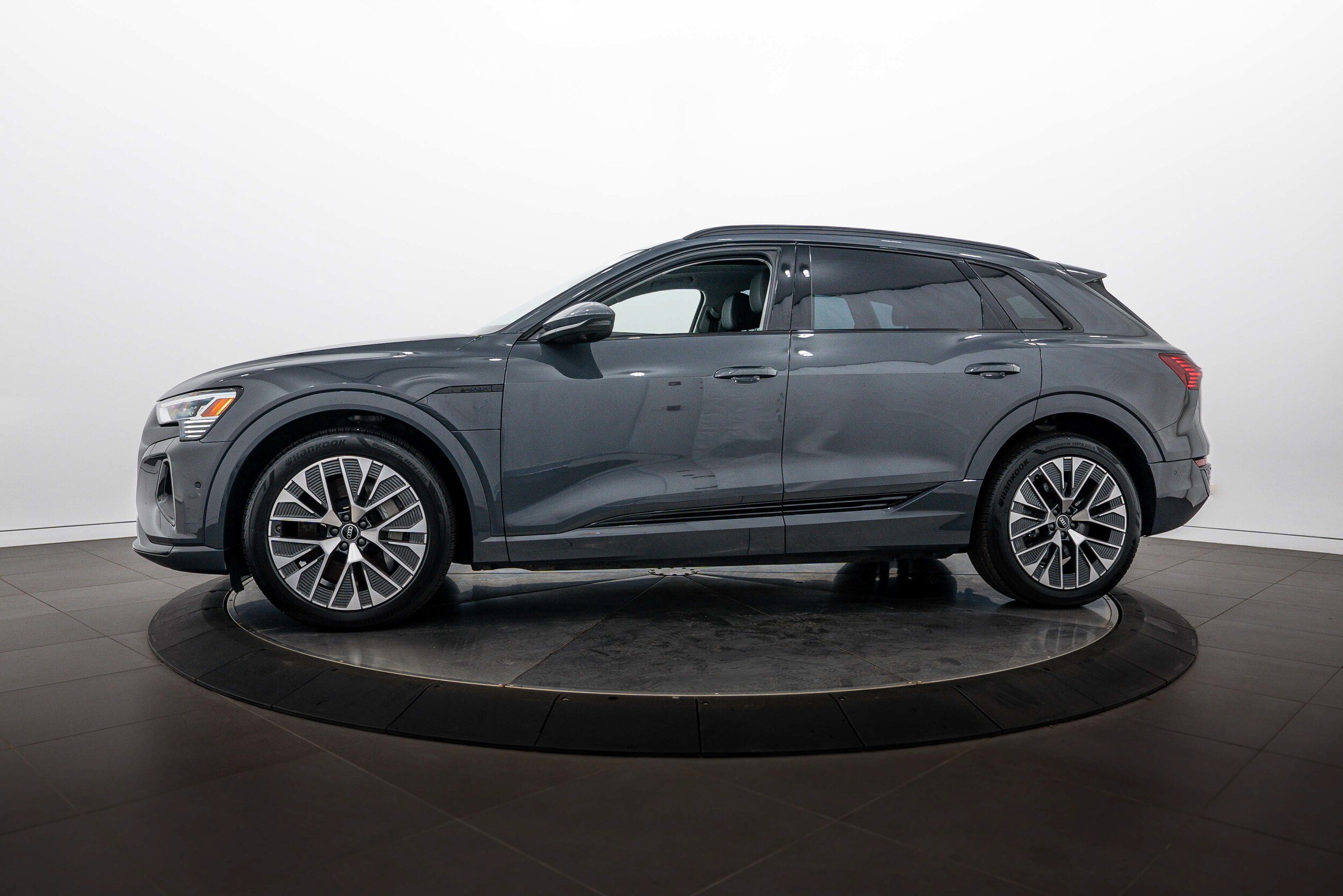 Certified 2024 Audi Q8 e-tron Premium Plus w/ Premium Plus Package AWD/4WD image 6