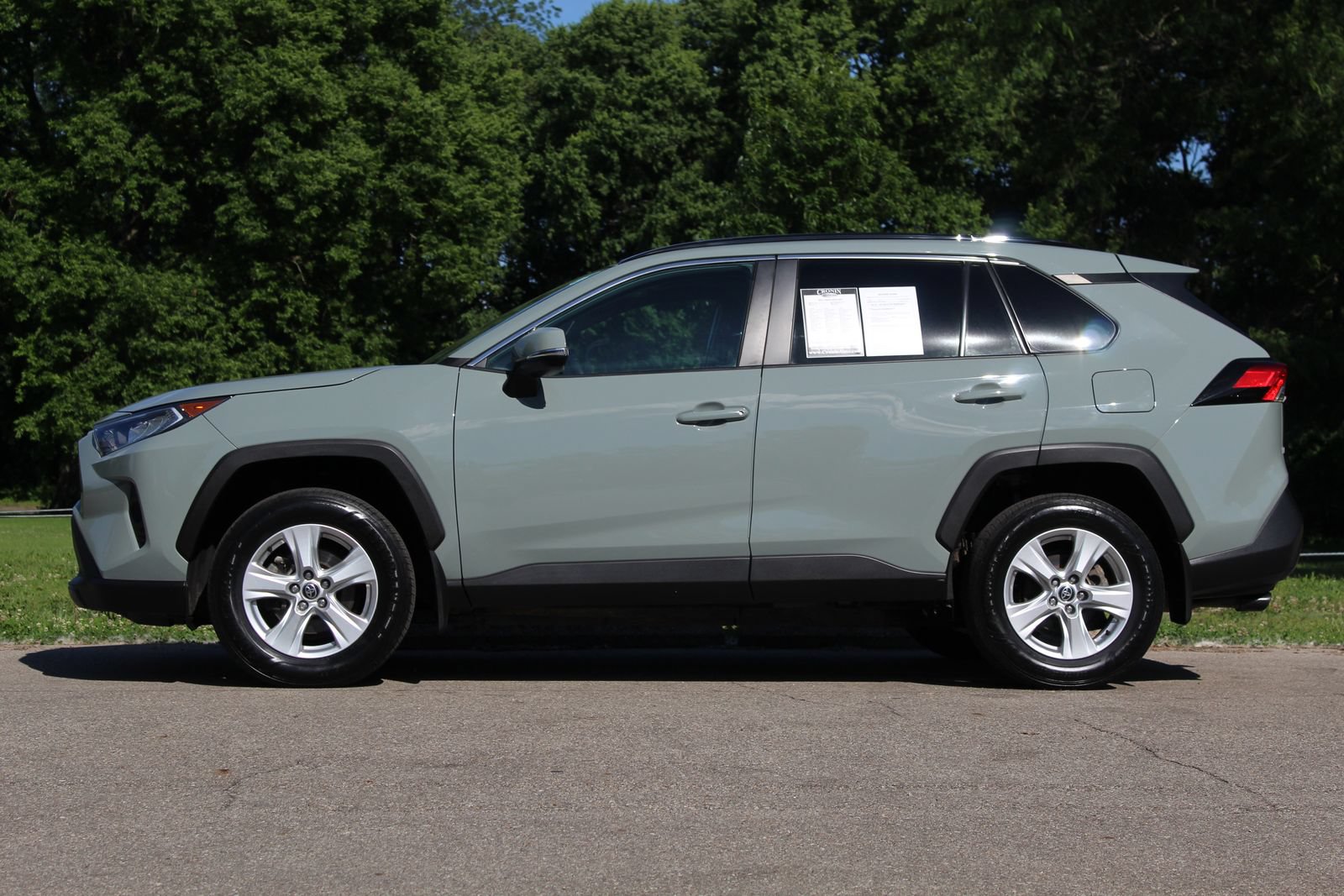 Used 2021 Toyota RAV4 XLE w/ Convenience Package AWD/4WD image 4
