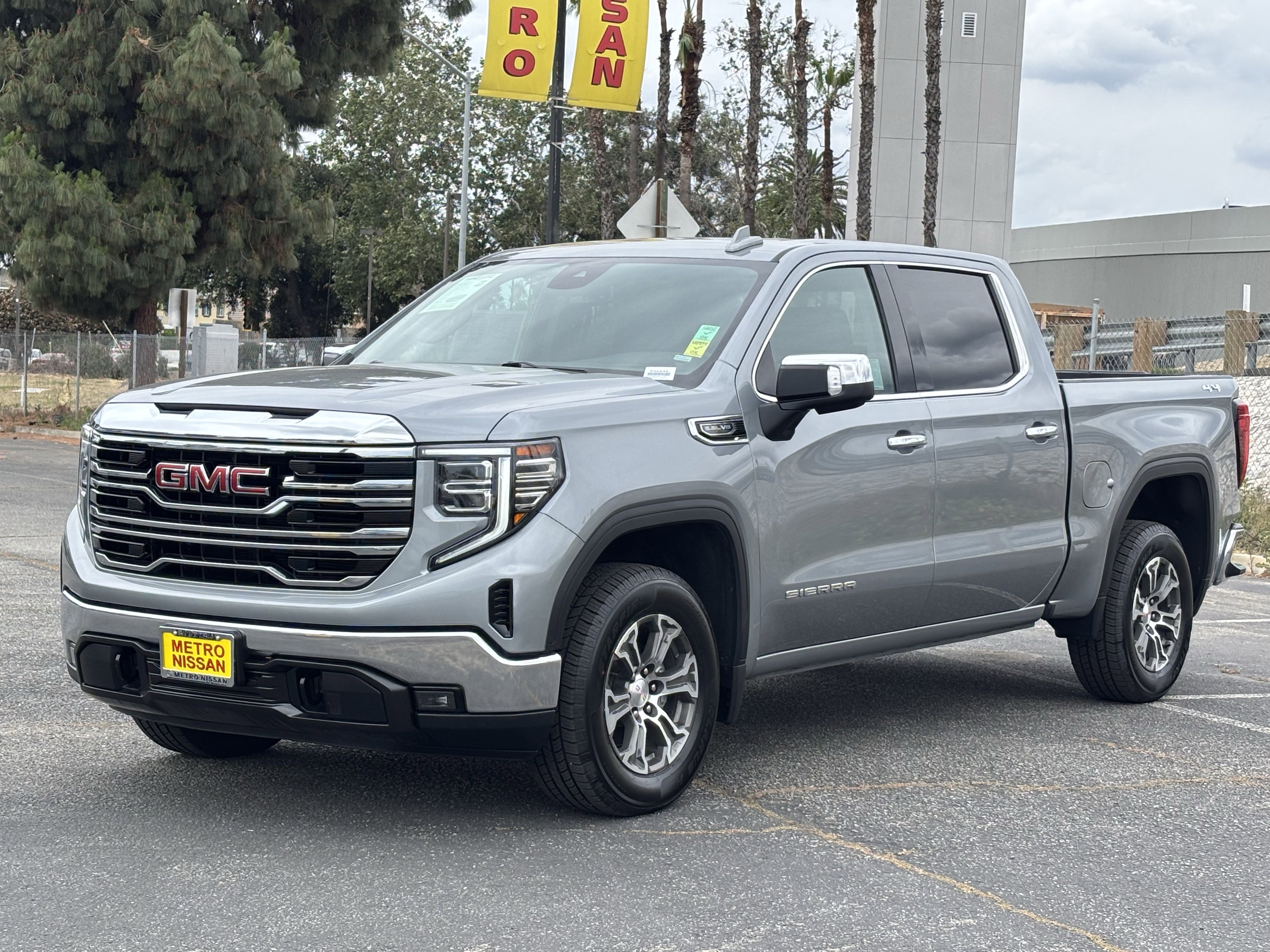 Used 2025 GMC Sierra 1500 SLT AWD/4WD image 7