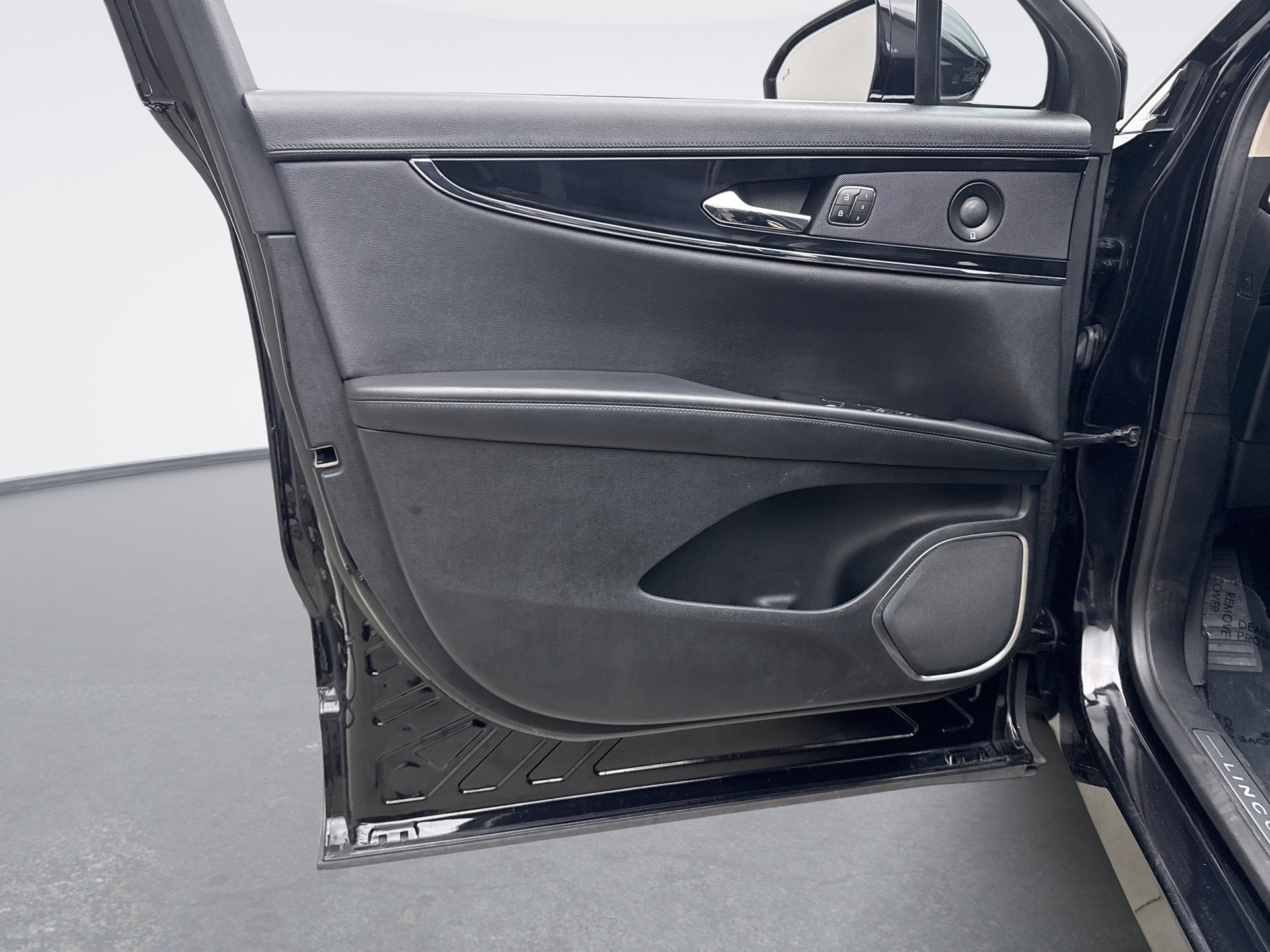 Used 2023 Lincoln Nautilus Reserve w/ Equipment Group 201A image 9