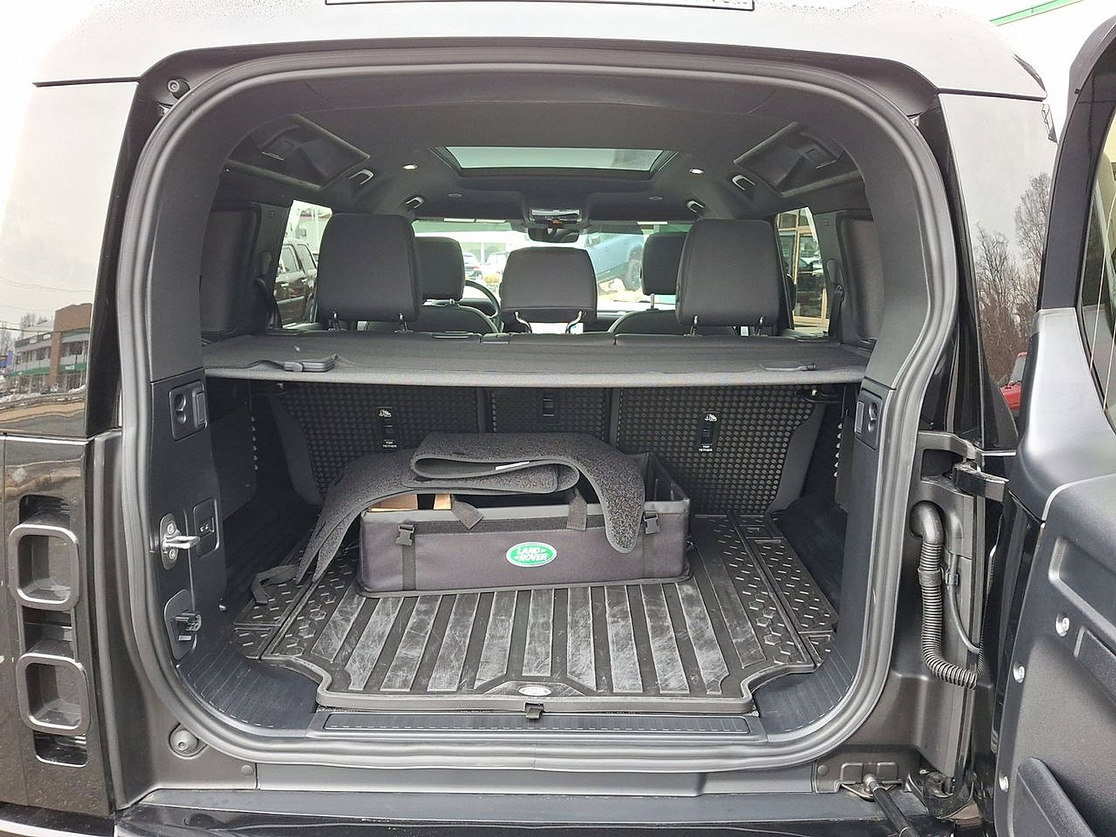 Certified 2025 Land Rover Defender 110 X-Dynamic SE image 29