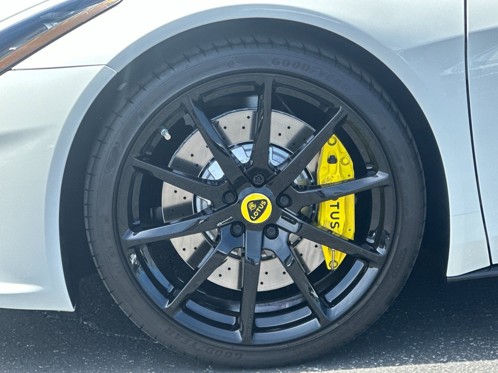 Used 2025 Lotus Emira RWD image 31