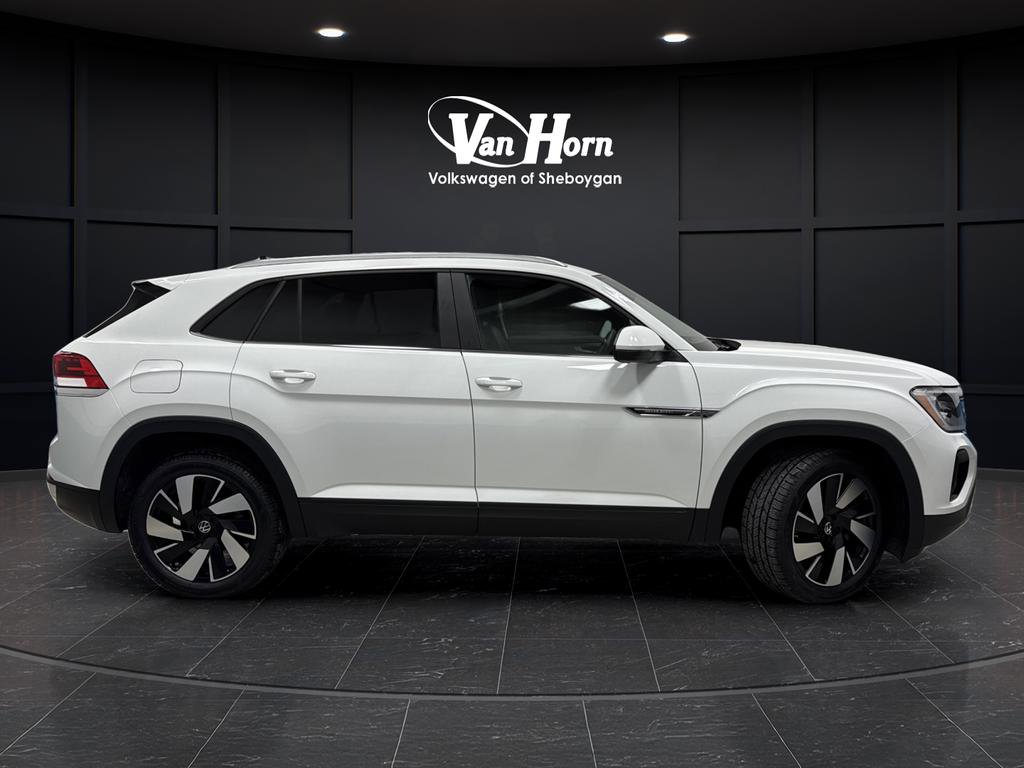 Used 2025 Volkswagen Atlas Cross Sport SE image 2