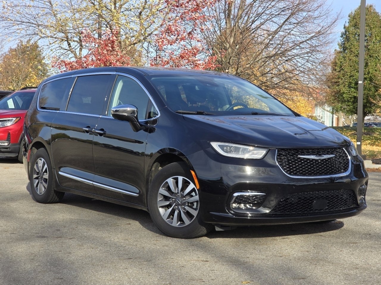 Used 2022 Chrysler Pacifica Limited w/ Uconnect Theater Family Group video 2