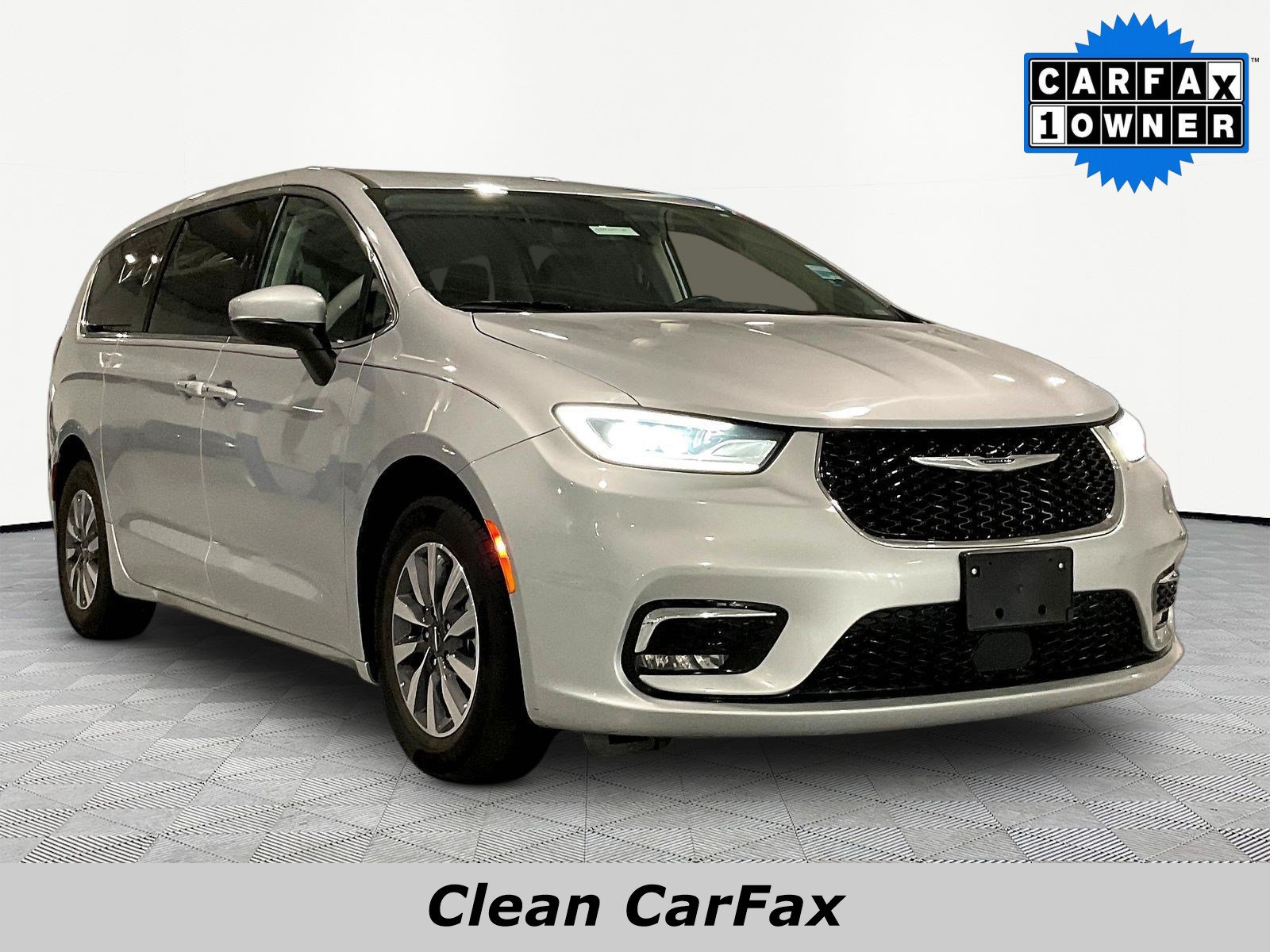 Used 2023 Chrysler Pacifica Touring-L FWD image 3