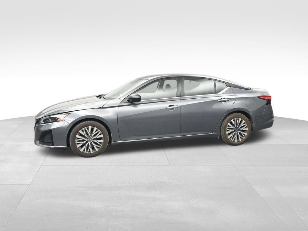 Used 2024 Nissan Altima 2.5 SV FWD image 2