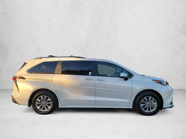 Used 2026 Toyota Sienna XLE FWD image 4
