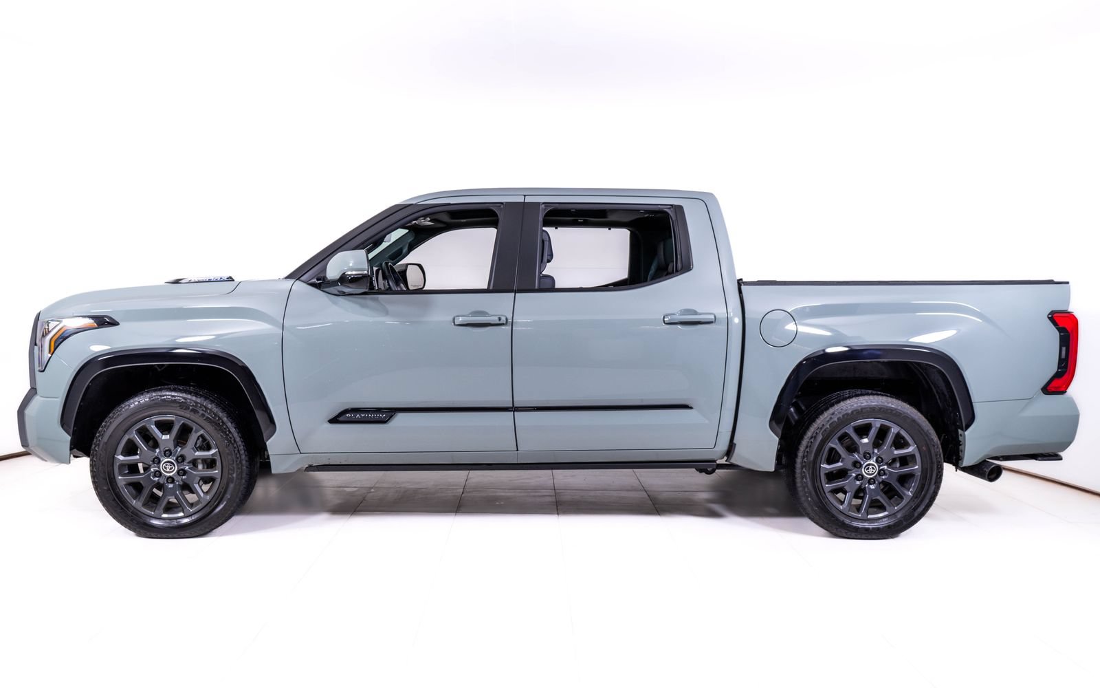 Used 2024 Toyota Tundra Platinum AWD/4WD image 2