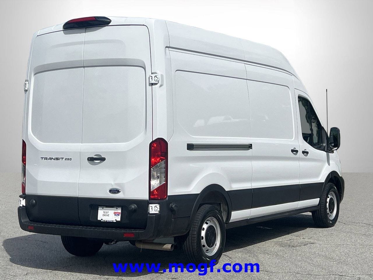 Used 2025 Ford Transit 250 148 High Roof RWD image 3