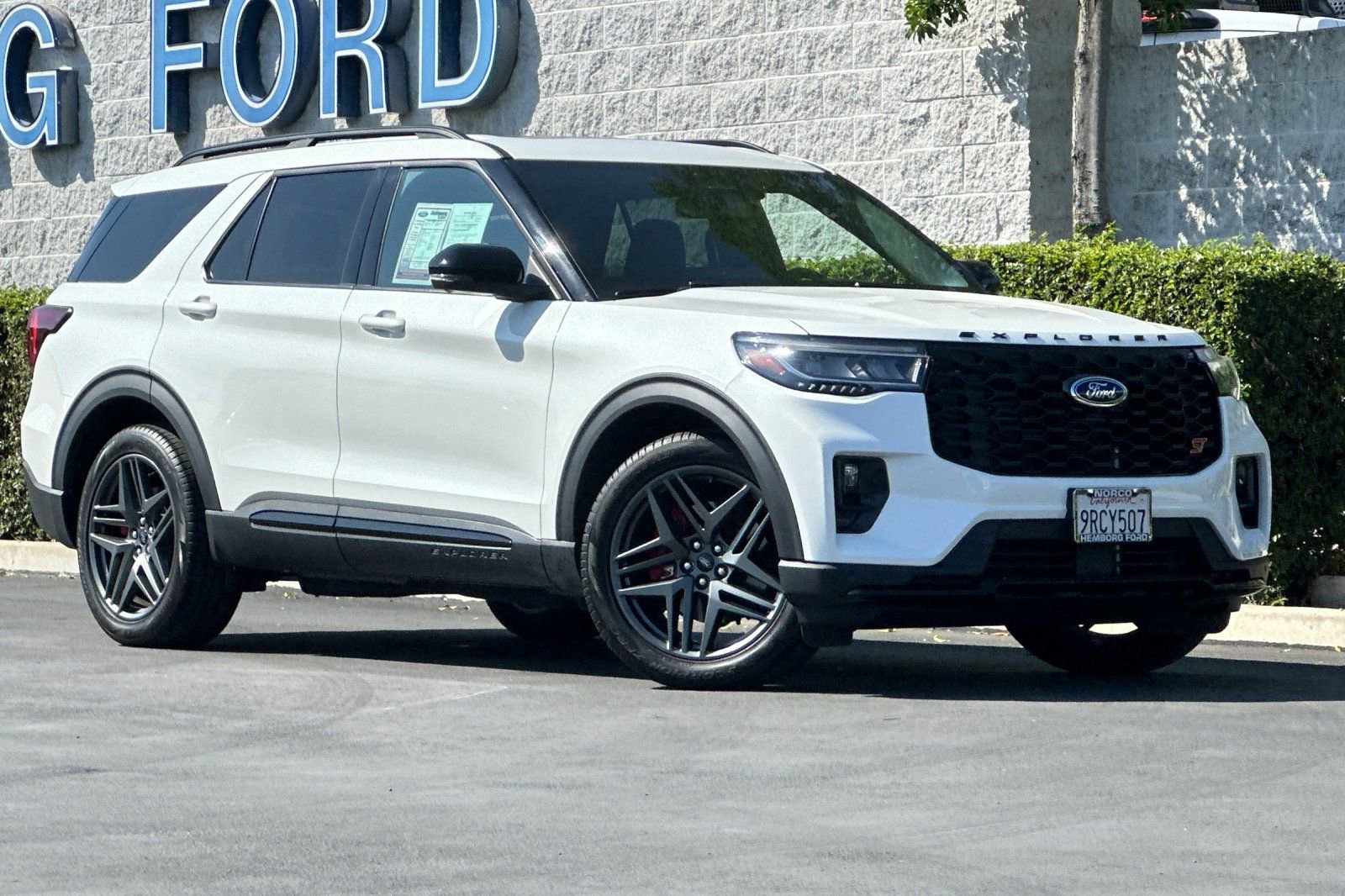 Used 2025 Ford Explorer ST image 2
