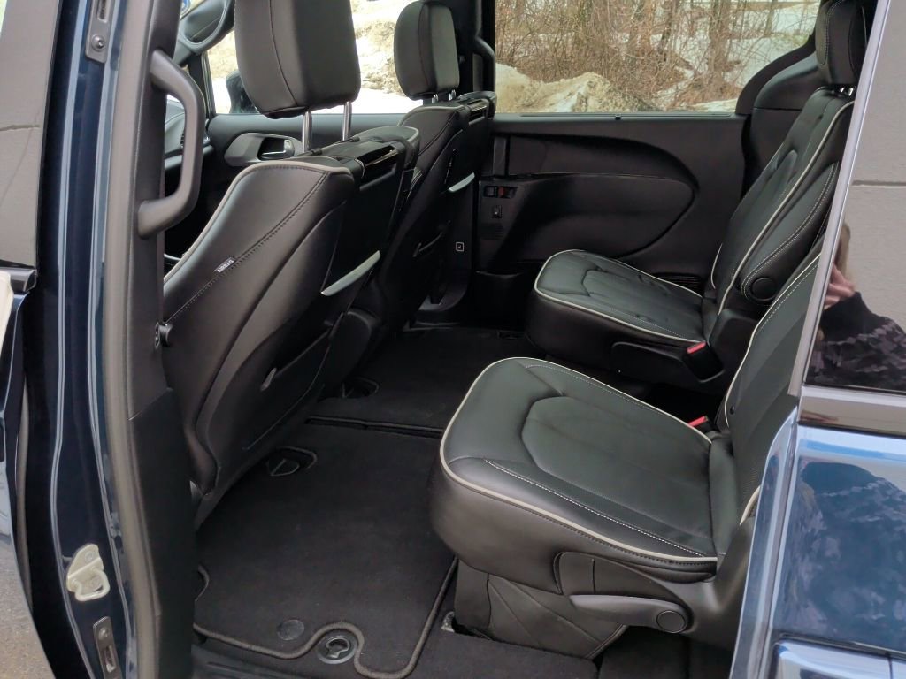 Used 2025 Chrysler Pacifica Limited w/ Uconnect Theater Family Group image 14