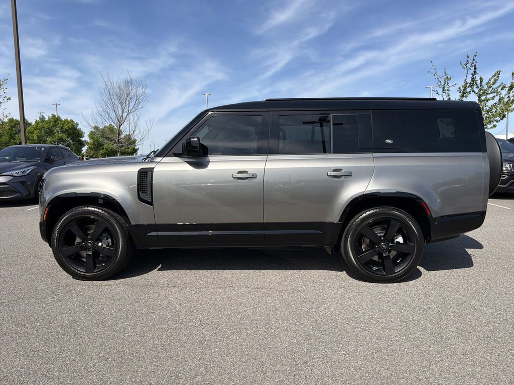 Used 2023 Land Rover Defender 130 X-Dynamic SE image 6