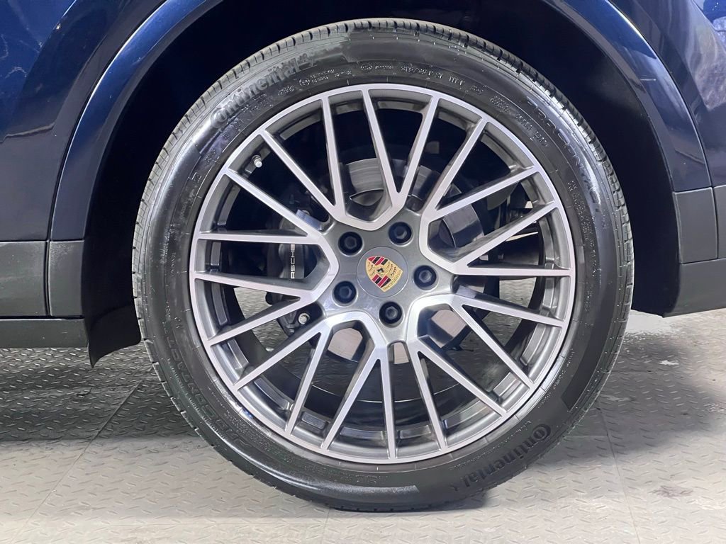 Certified 2023 Porsche Cayenne Platinum Edition image 12