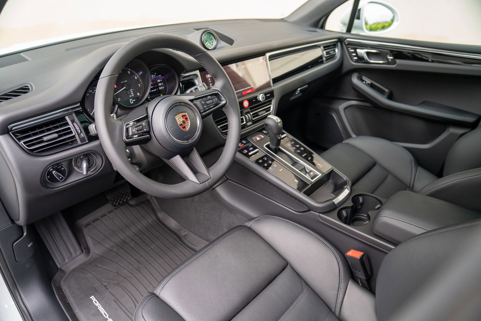 Certified 2025 Porsche Macan image 4