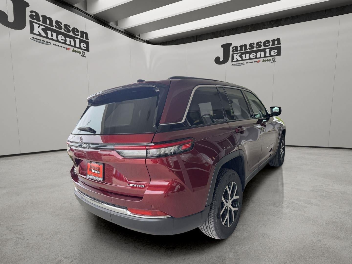 Used 2025 Jeep Grand Cherokee Limited AWD/4WD image 3