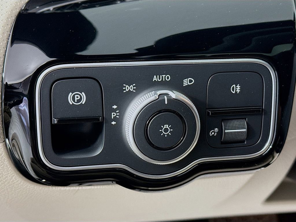 Used 2025 Mercedes-Benz CLA 250 4MATIC image 11