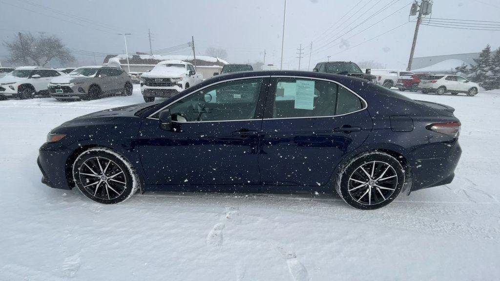 Used 2021 Toyota Camry SE w/ Cold Weather Package image 5