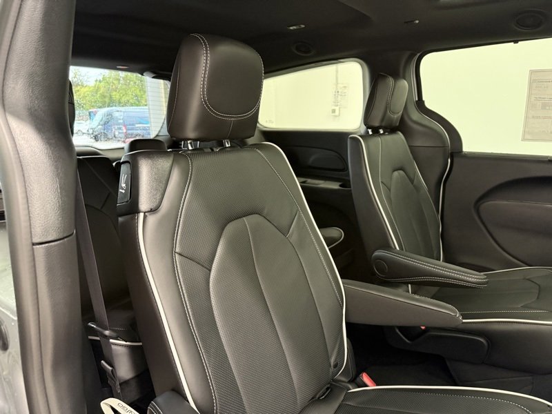 New 2026 Chrysler Pacifica Limited image 13