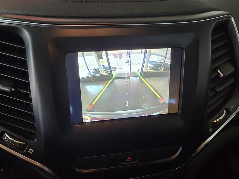 Used 2019 Jeep Cherokee Latitude w/ Cold Weather Group FWD image 24