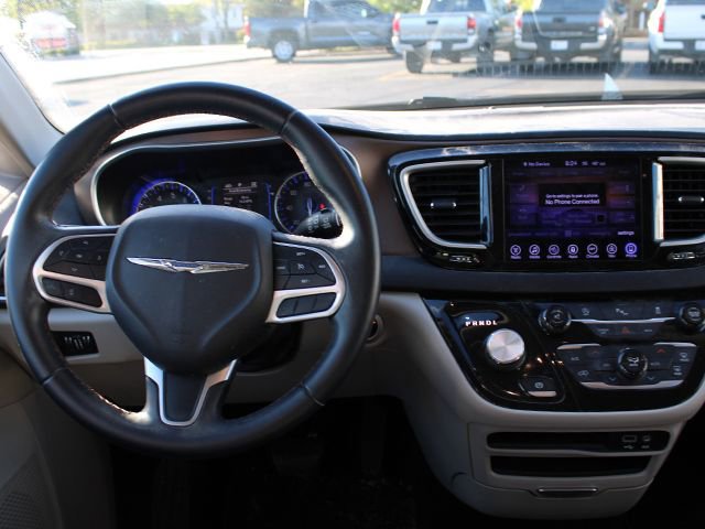 Used 2017 Chrysler Pacifica Touring-L w/ Tire & Wheel Group FWD image 10