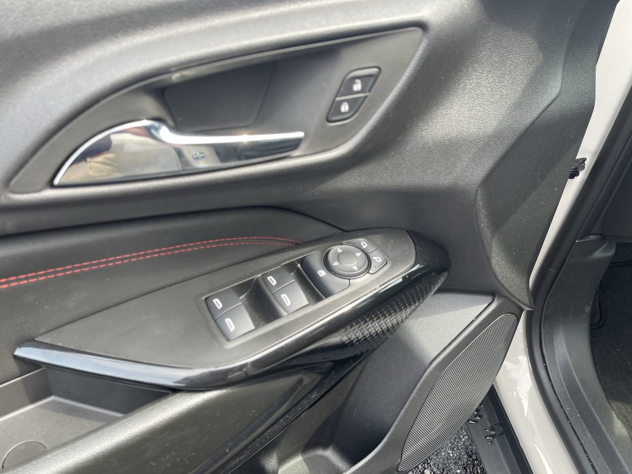 Used 2026 Chevrolet Trax RS w/ Sunroof Package FWD image 23