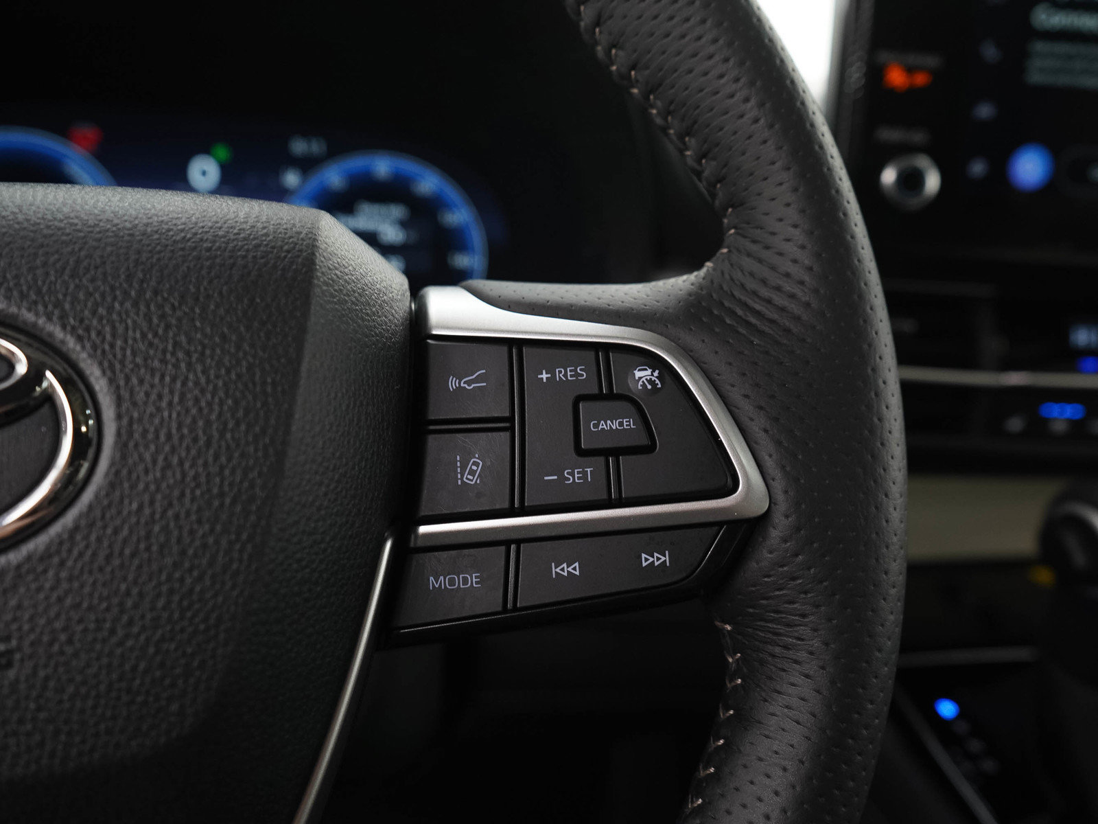Used 2025 Toyota Sienna Platinum AWD/4WD image 32