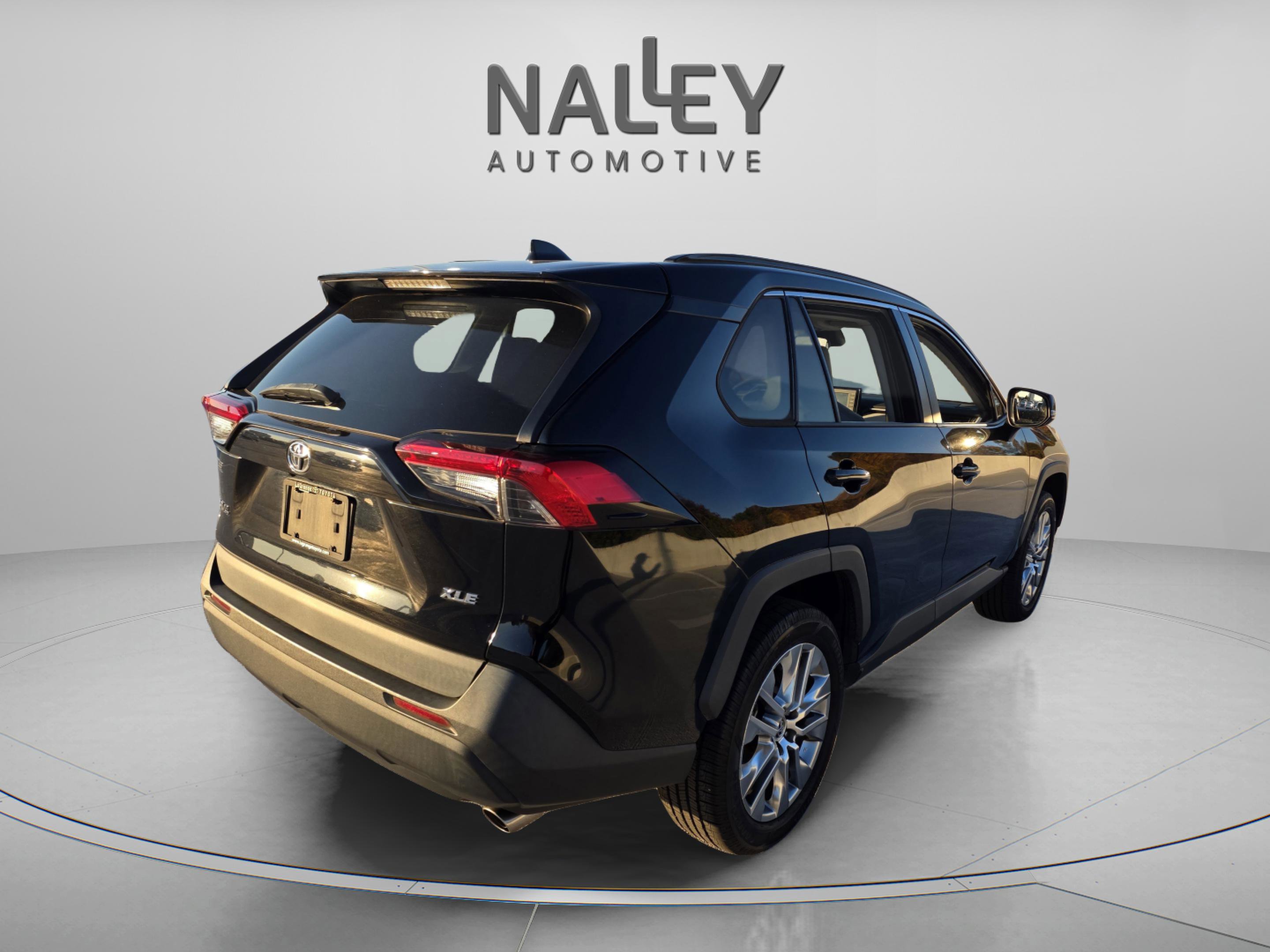 Used 2020 Toyota RAV4 XLE Premium image 4