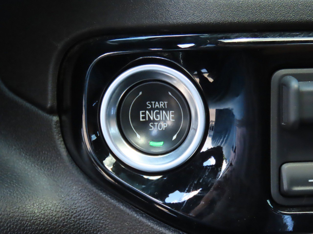 Used 2025 GMC Sierra 2500 SLT w/ SLT Convenience Package image 28