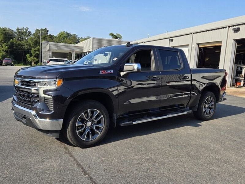 Used 2023 Chevrolet Silverado 1500 LT AWD/4WD image 3
