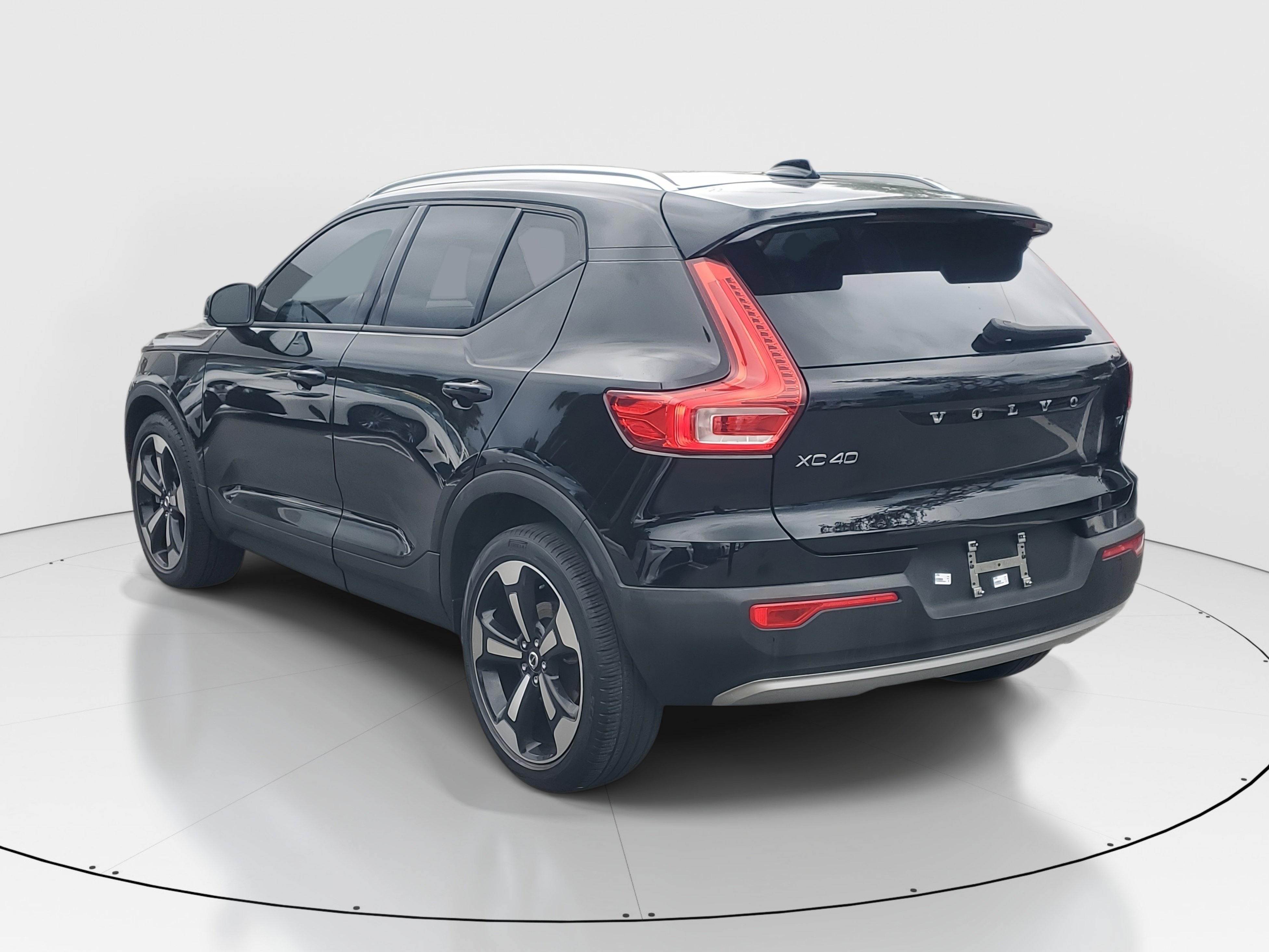 Used 2021 Volvo XC40 T4 Momentum w/ Protection Package Premier image 5