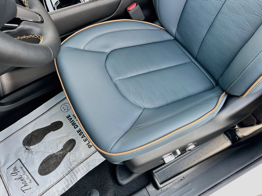 New 2027 Chrysler Pacifica Pinnacle w/ Theater Group FWD image 18