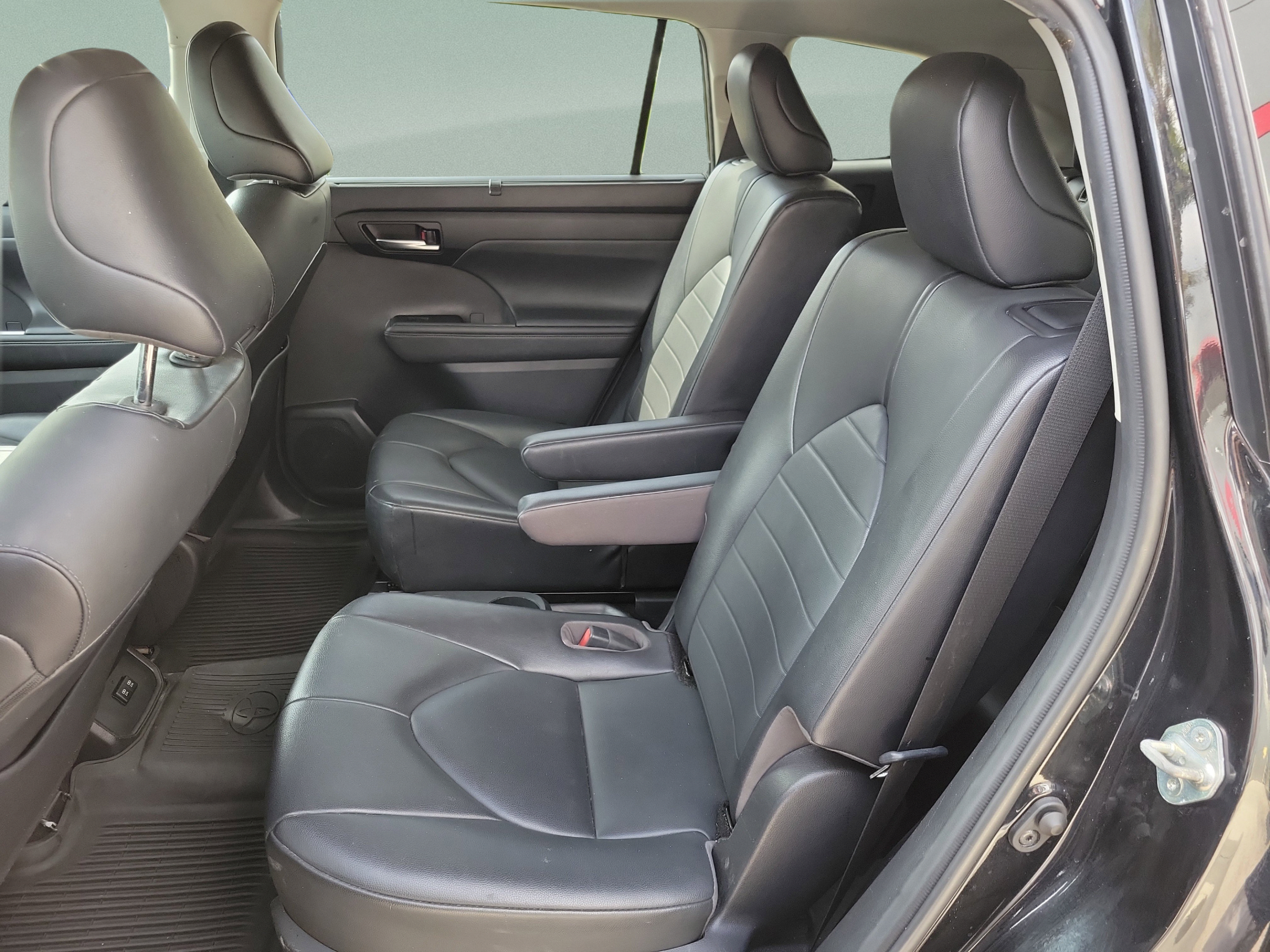 Used 2021 Toyota Highlander XLE AWD/4WD image 10