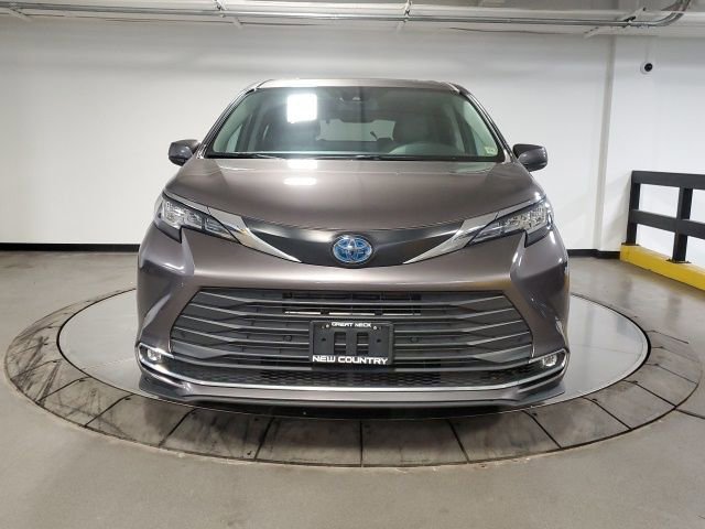 Used 2022 Toyota Sienna XLE image 3