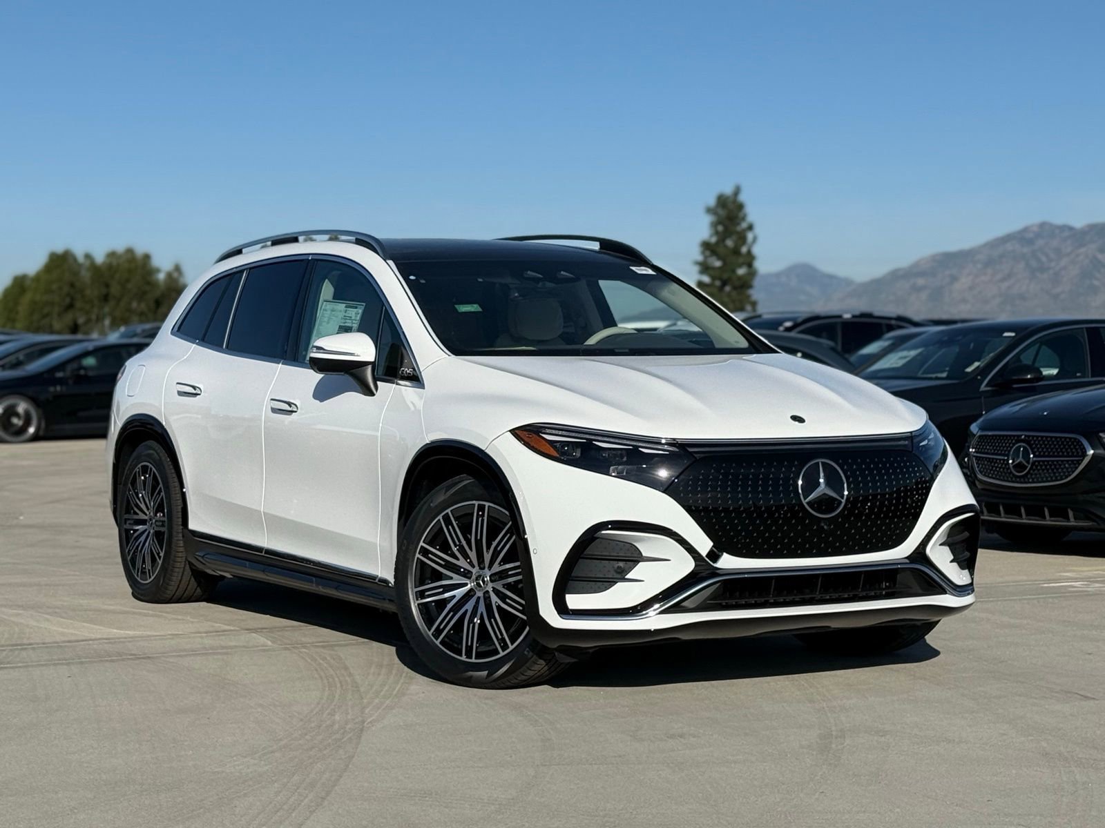 New 2026 Mercedes-Benz EQS 550 4MATIC SUV image 2