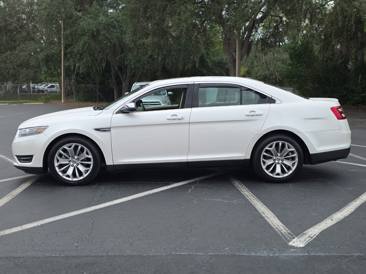 Certified 2019 Ford Taurus Limited FWD image 11