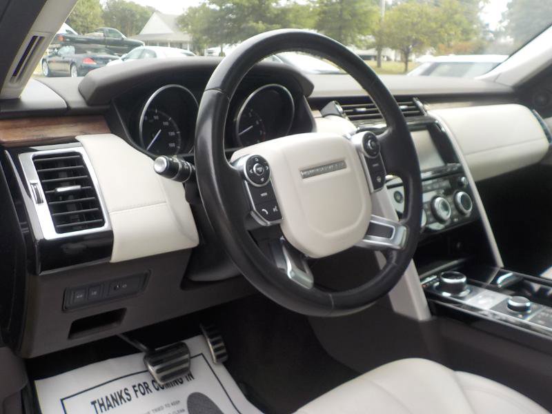 Used 2017 Land Rover Discovery HSE image 12