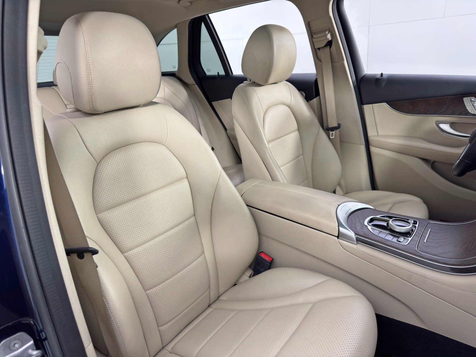 Used 2019 Mercedes-Benz GLC 350e 4MATIC w/ Premium Package image 37