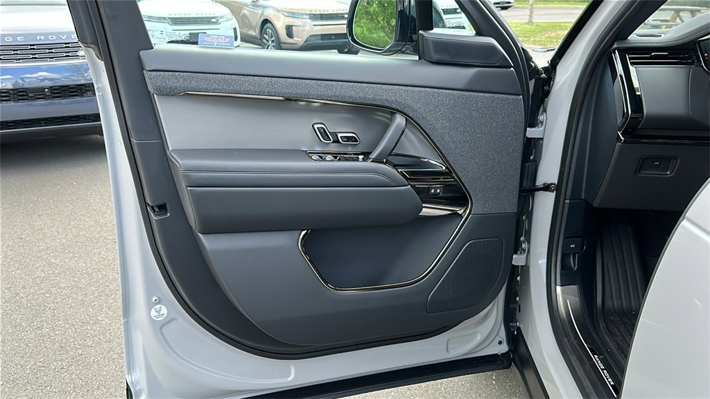 New 2025 Land Rover Range Rover Sport SE image 9