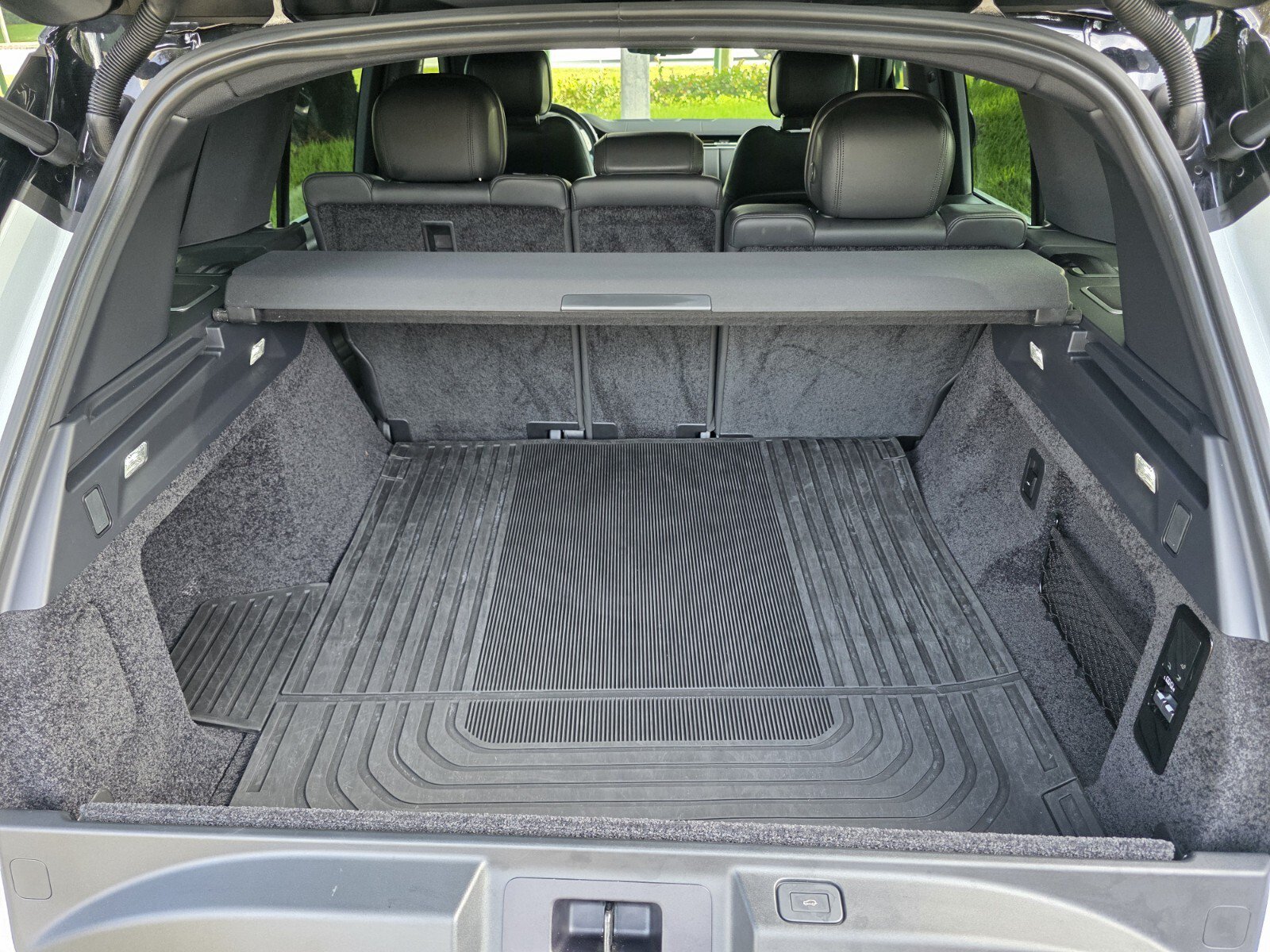 Certified 2025 Land Rover Range Rover SE AWD/4WD image 17
