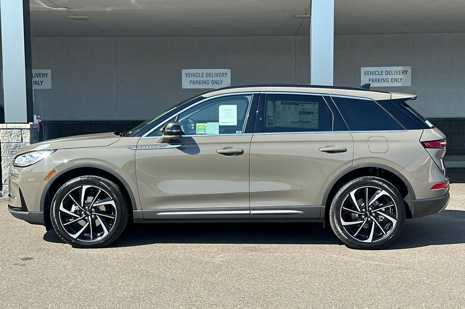 New 2025 Lincoln Corsair Reserve w/ Equipment Group 202A FWD image 6