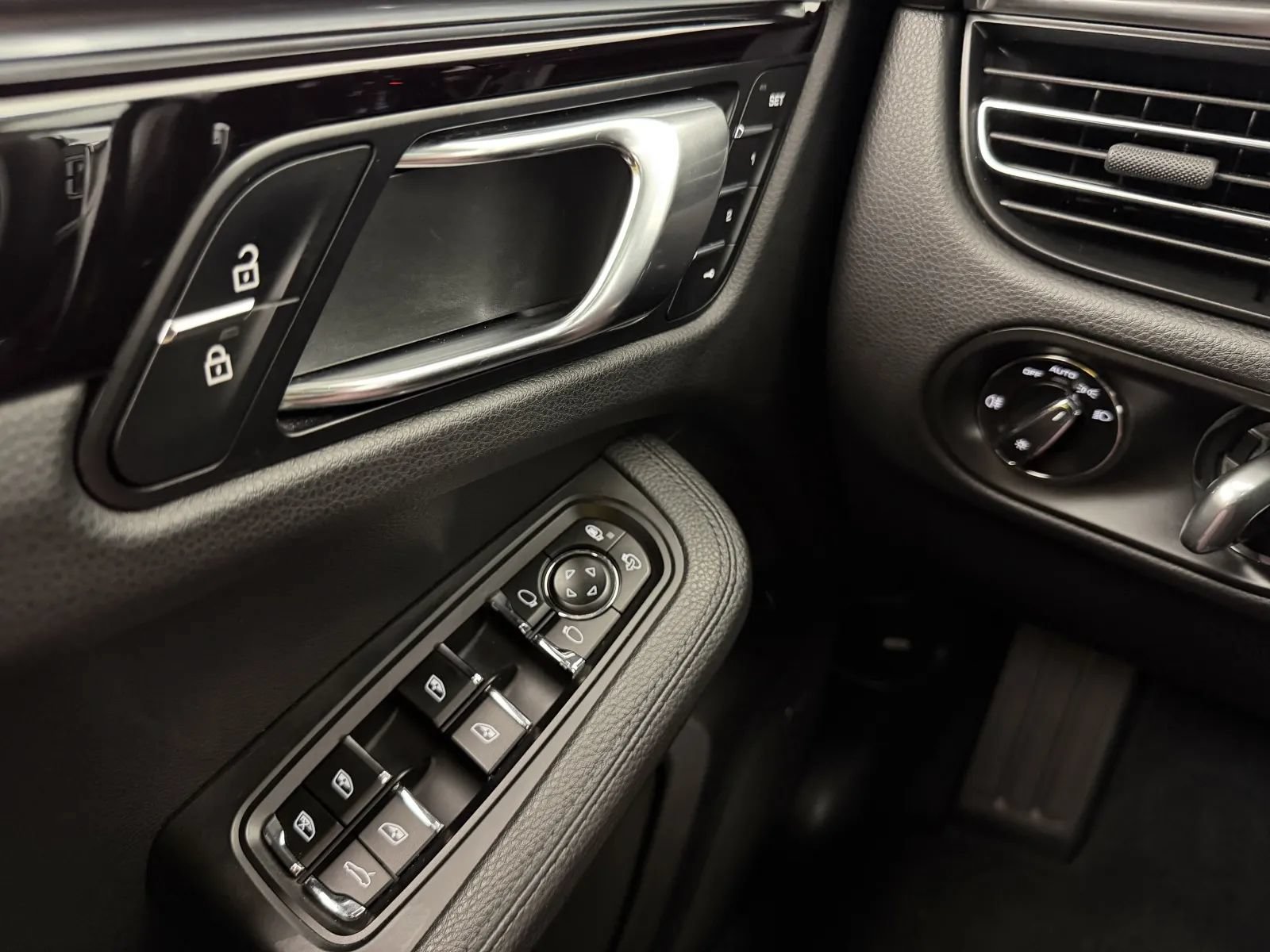 Used 2020 Porsche Macan S AWD/4WD image 17