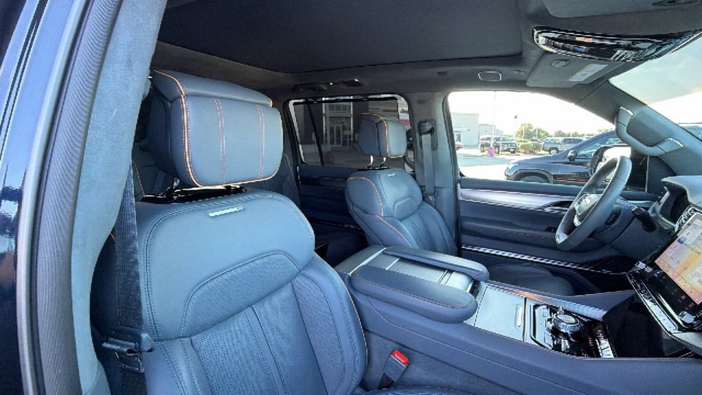 Used 2023 Jeep Grand Wagoneer L Series II w/ Premium Group II AWD/4WD image 32