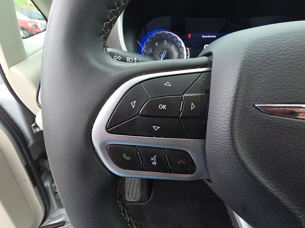 Used 2023 Chrysler Pacifica Touring-L FWD image 18