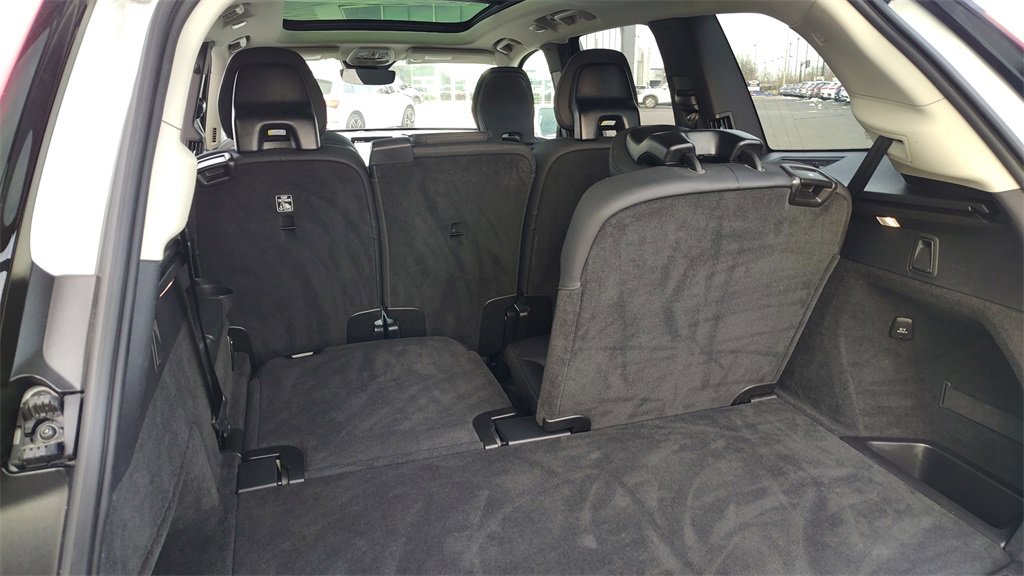 Certified 2025 Volvo XC90 B6 Plus image 32