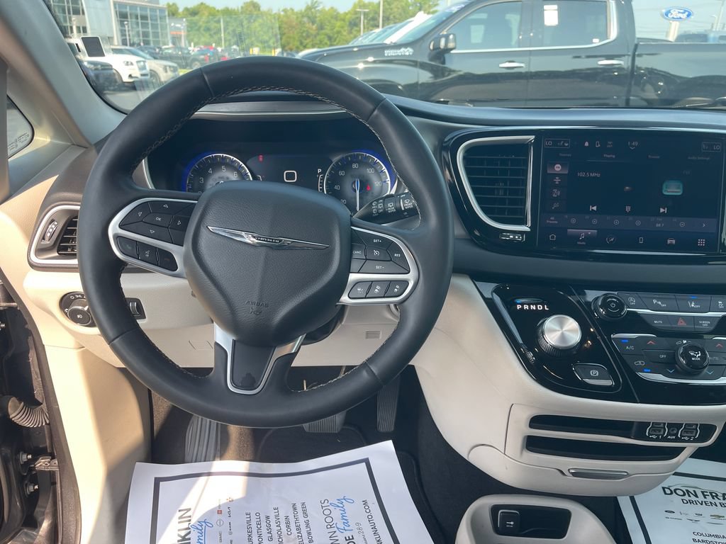 Used 2023 Chrysler Pacifica Touring-L FWD image 16