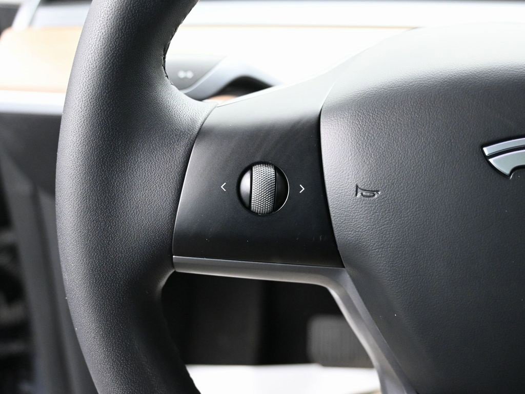 Used 2021 Tesla Model Y Long Range image 18