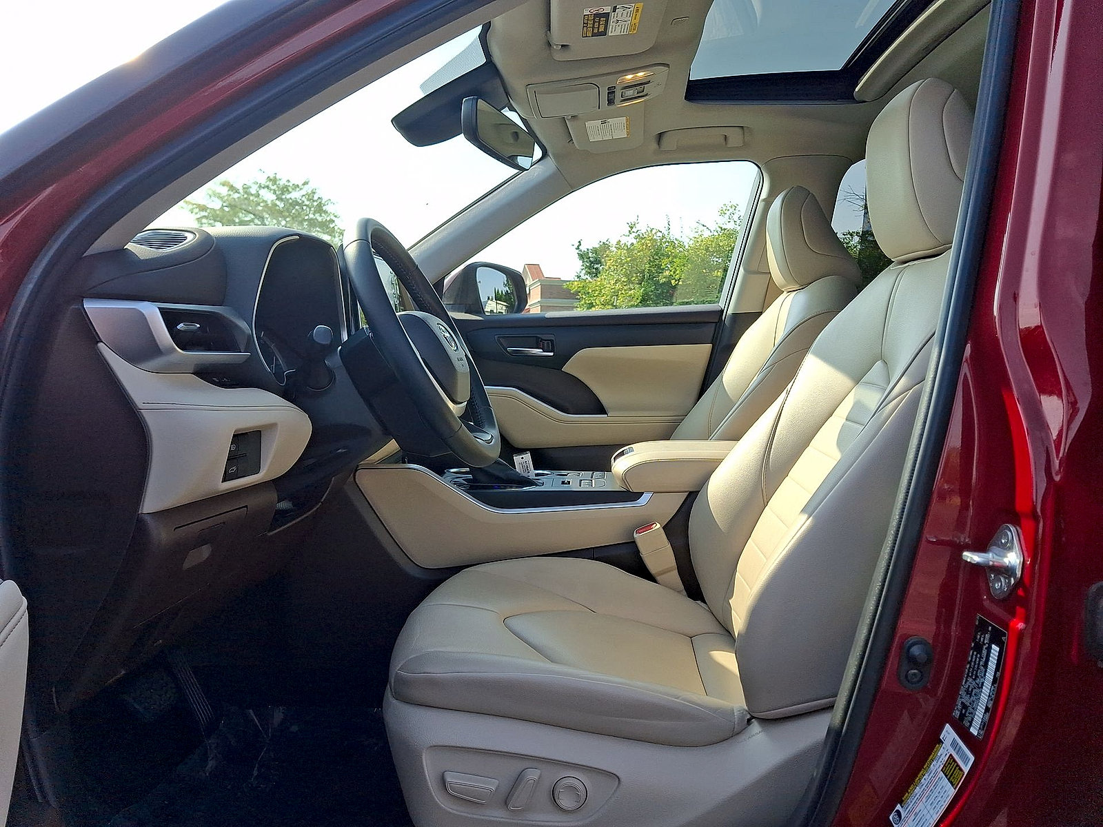 Used 2022 Toyota Highlander XLE AWD/4WD image 11
