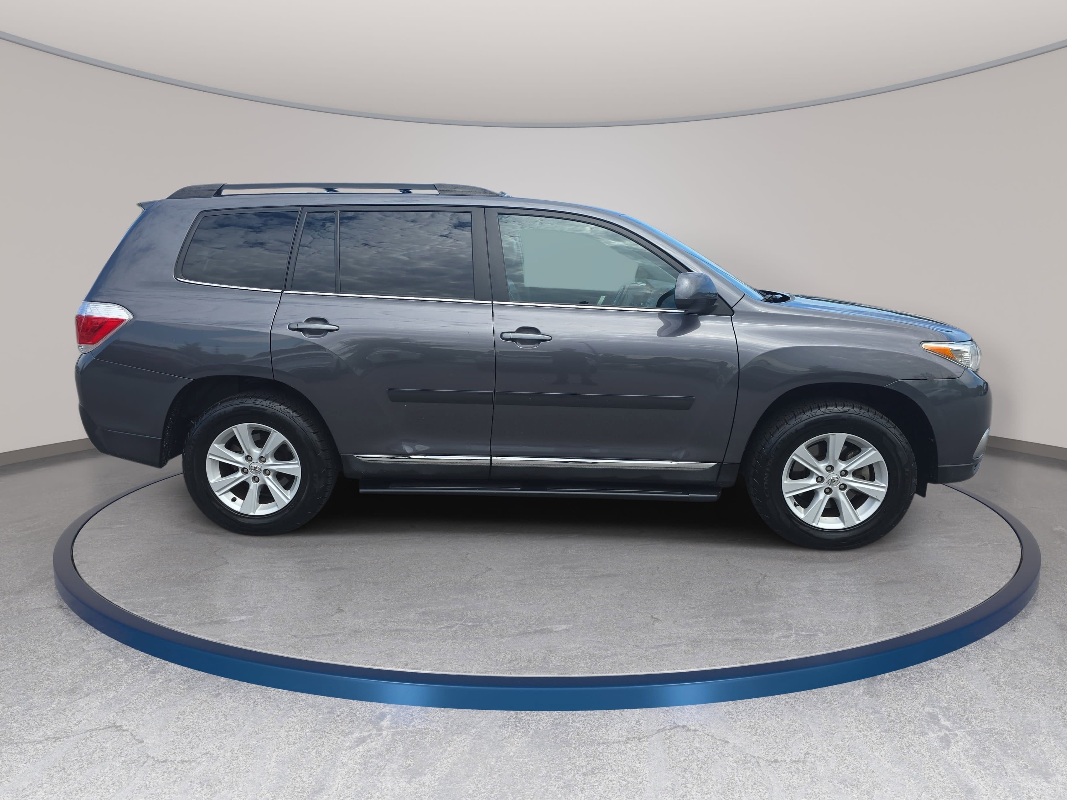 Used 2012 Toyota Highlander SE w/ Tow Pkg FWD image 4
