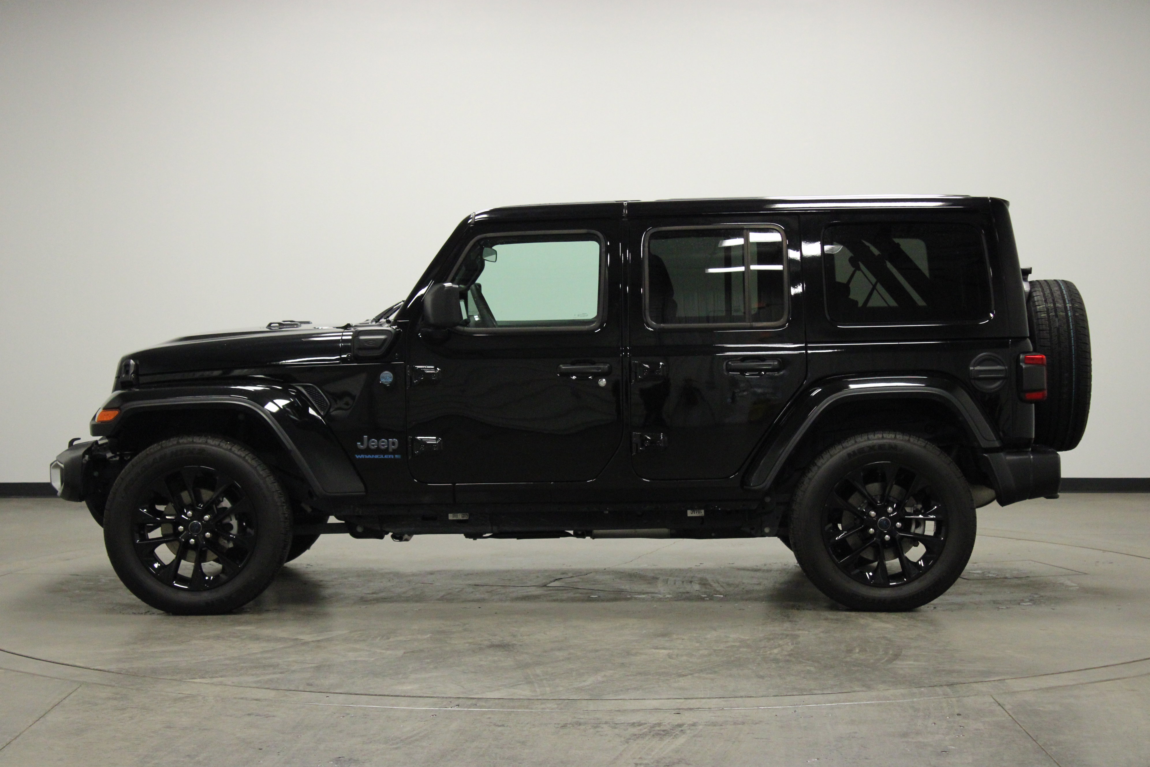 Used 2025 Jeep Wrangler Unlimited Sahara w/ Safety Group AWD/4WD image 5