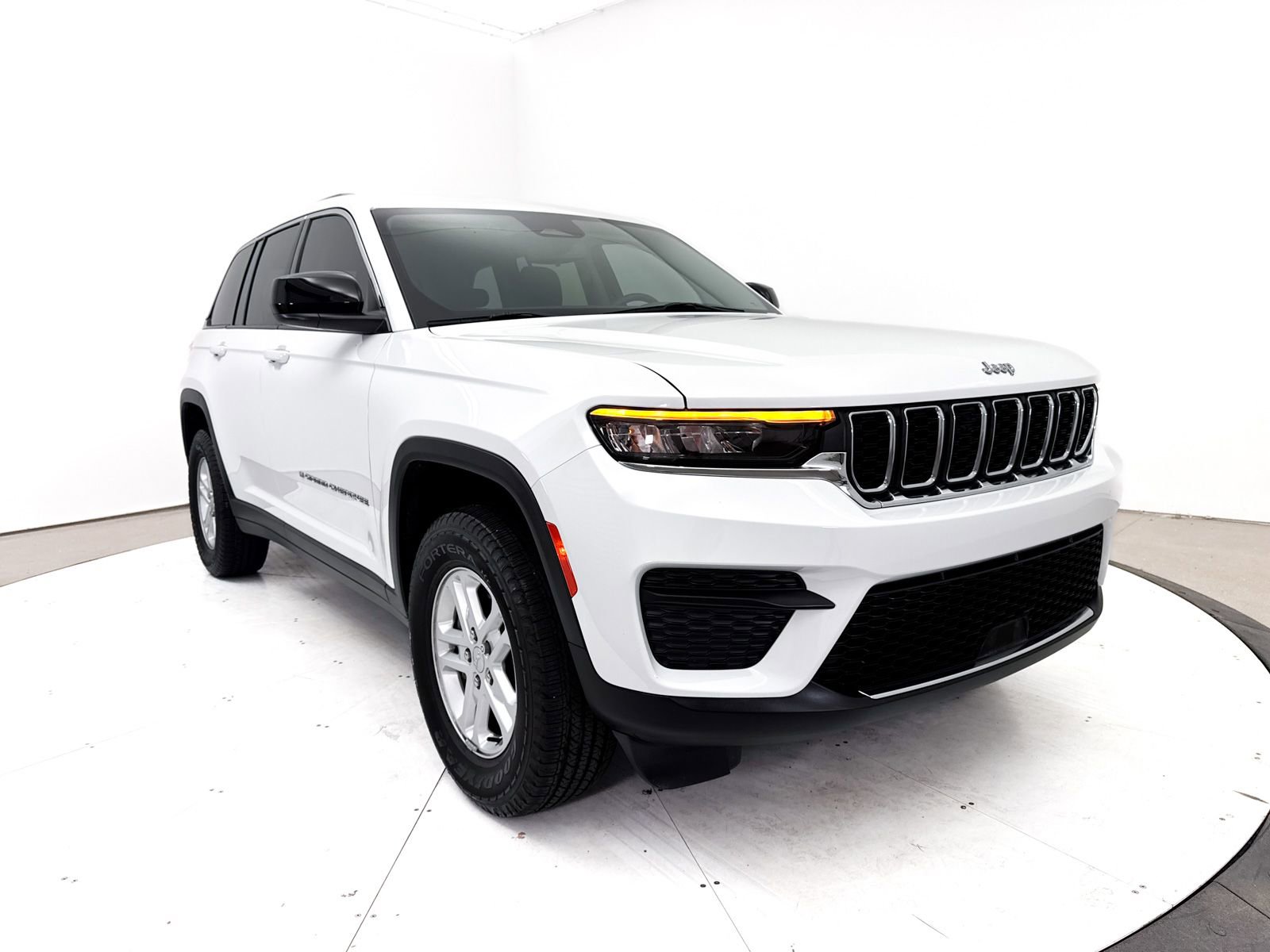 Used 2023 Jeep Grand Cherokee Laredo w/ Luxury Tech Group I AWD/4WD image 10
